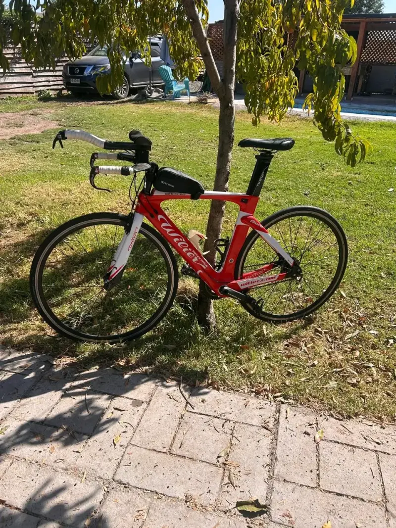 Bicicleta de ruta Wilier roja y blanca - 1