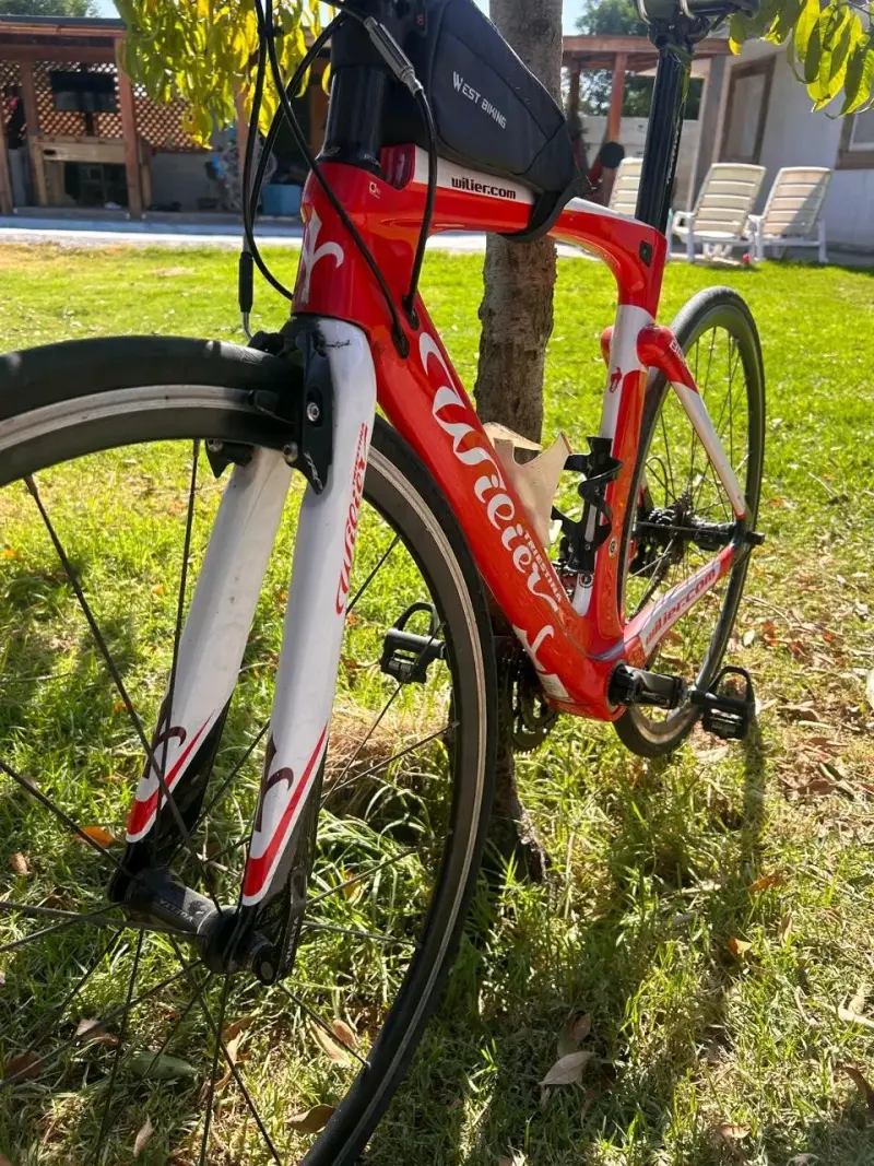 Bicicleta de ruta Wilier roja y blanca - 2