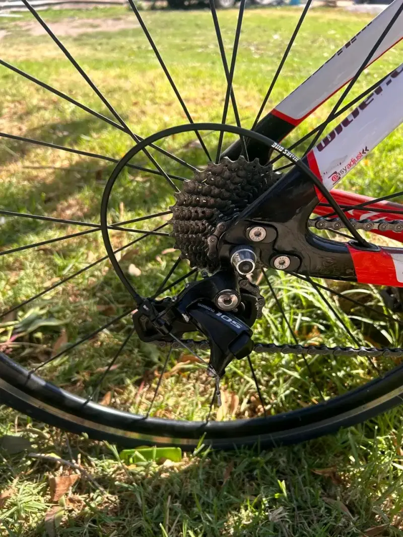 Bicicleta de ruta Wilier roja y blanca - 3