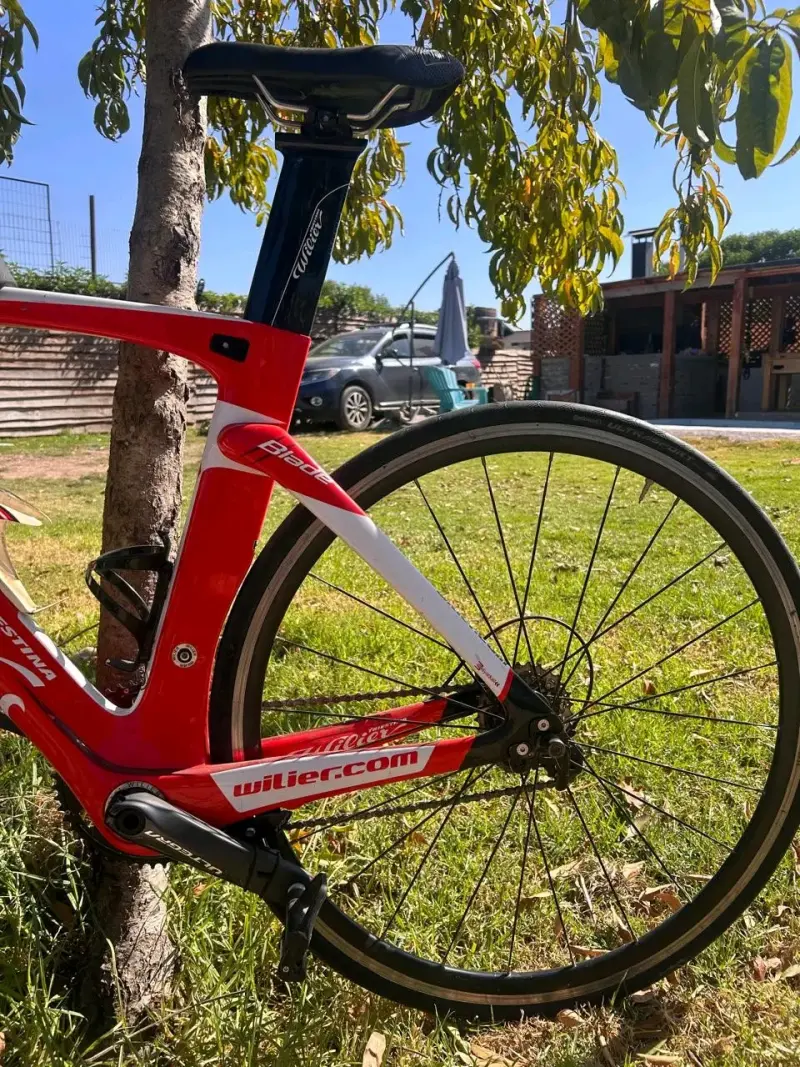 Bicicleta de ruta Wilier roja y blanca - 4