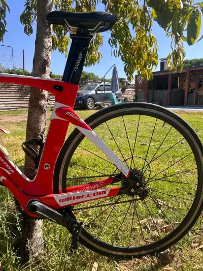 Bicicleta de ruta Wilier roja y blanca - miniatura 4