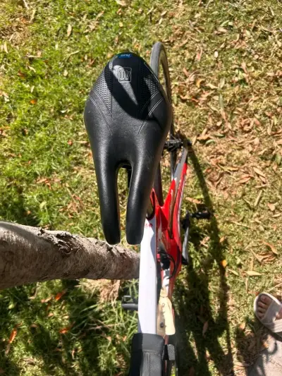 Bicicleta de ruta Wilier roja y blanca - miniatura 6