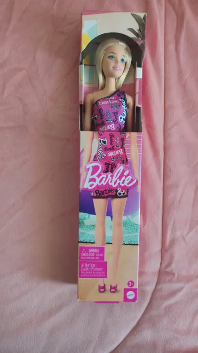 Muñeca Barbie con Vestido y Muñeca Barbie Futbolista - miniatura 1