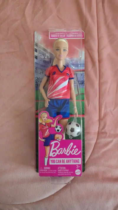 Muñeca Barbie con Vestido y Muñeca Barbie Futbolista - miniatura 2