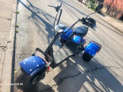 Scooter eléctrico de tres ruedas estilo patriótico - miniatura 1