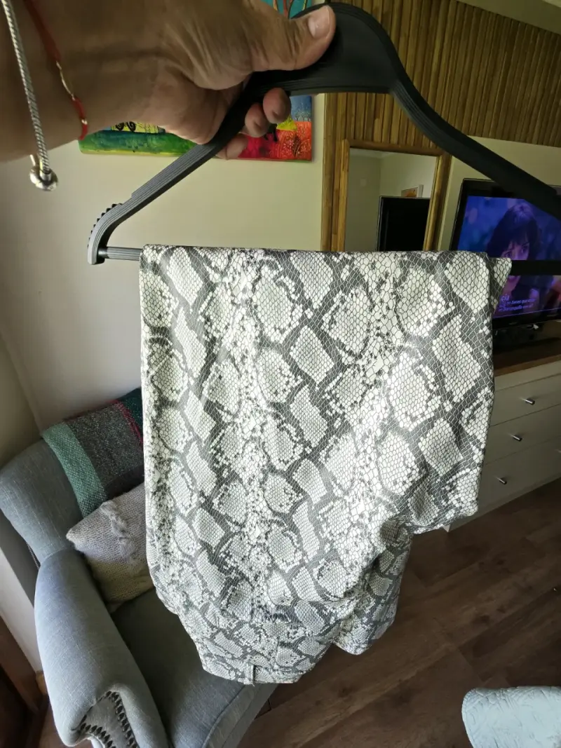 Pantalón eco cuero estampado serpiente talla 40/42 - 1