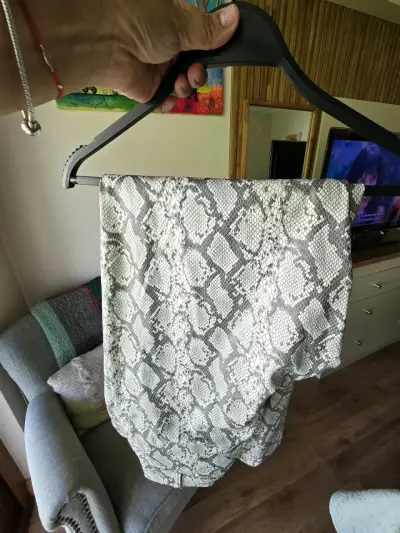 Pantalón eco cuero estampado serpiente talla 40/42 - miniatura 1
