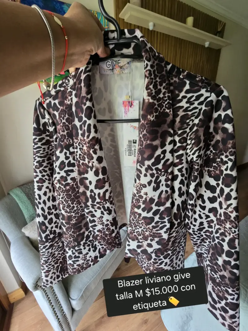 Blazer liviano estampado animal print talla M