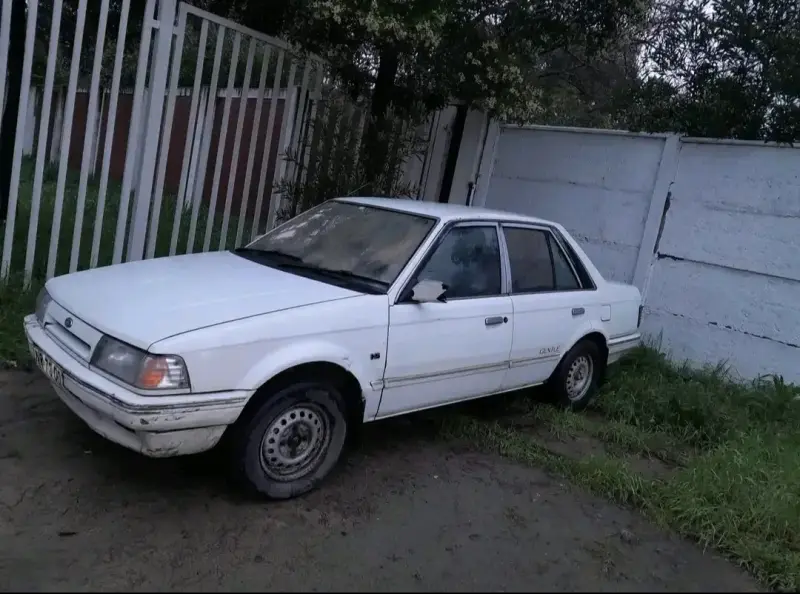 Auto Ford Laser GL Blanco en Buen Estado - 1