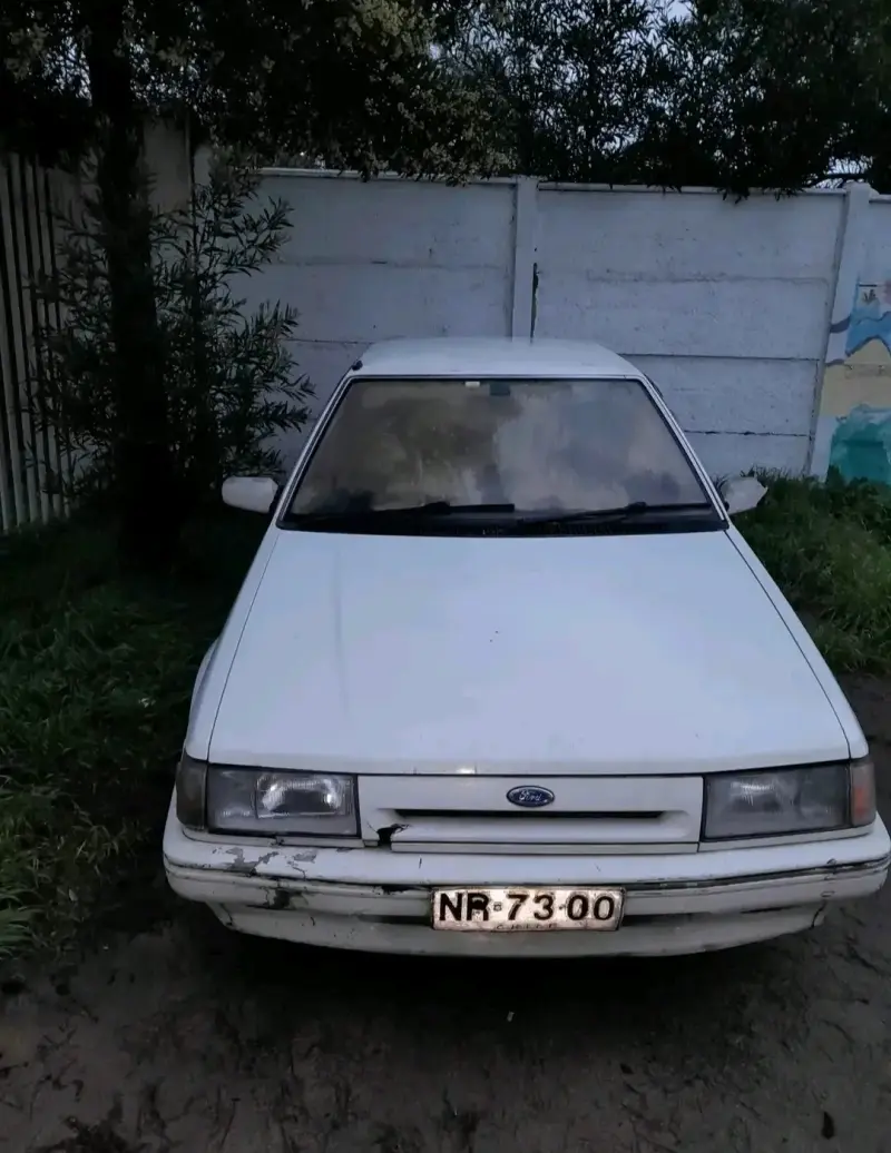 Auto Ford Laser GL Blanco en Buen Estado - 2