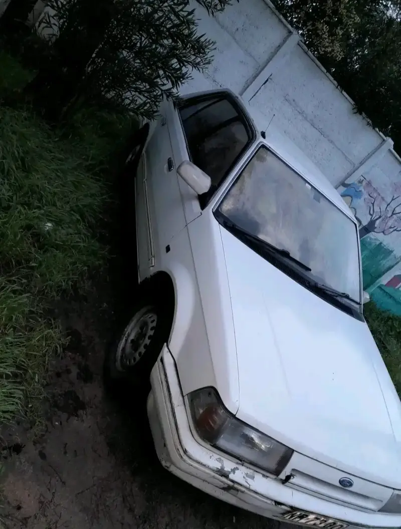 Auto Ford Laser GL Blanco en Buen Estado - 3