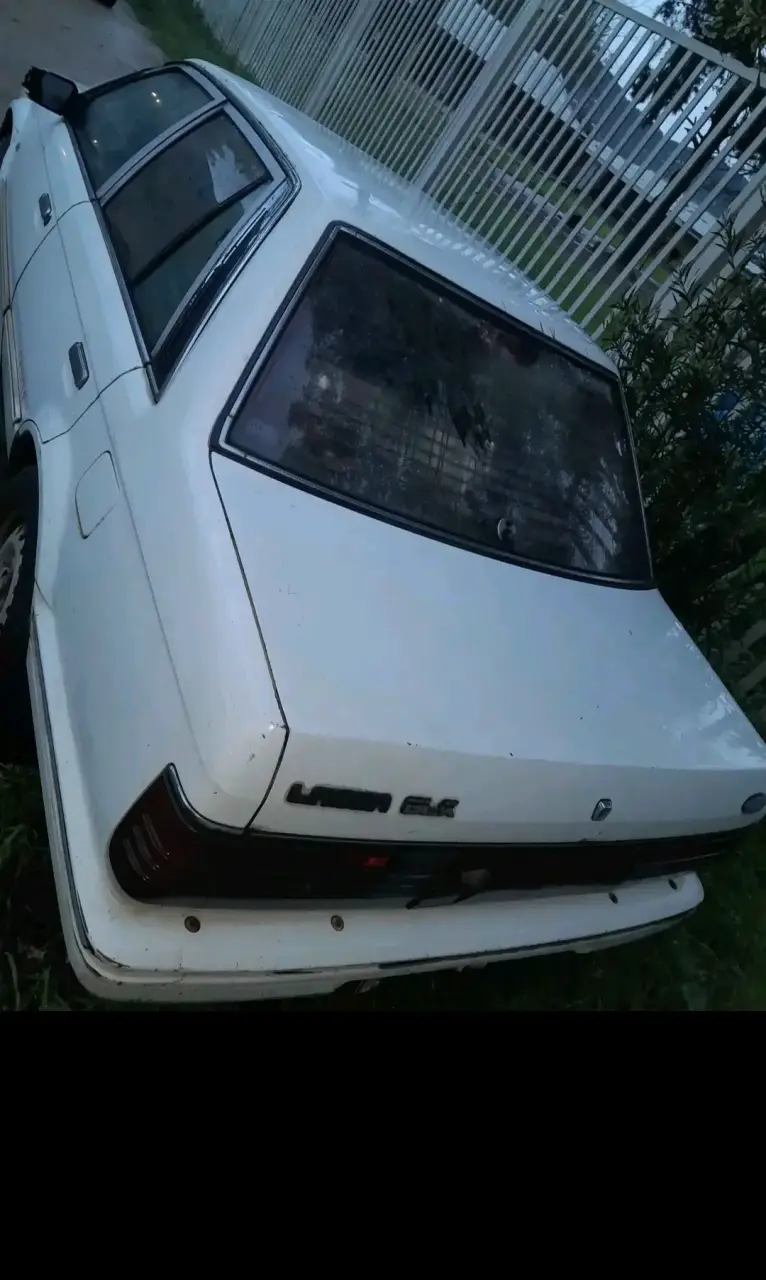 Auto Ford Laser GL Blanco en Buen Estado - 4