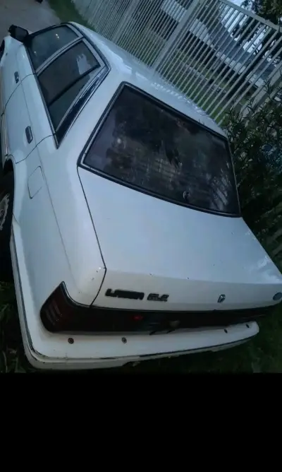 Auto Ford Laser GL Blanco en Buen Estado - miniatura 4