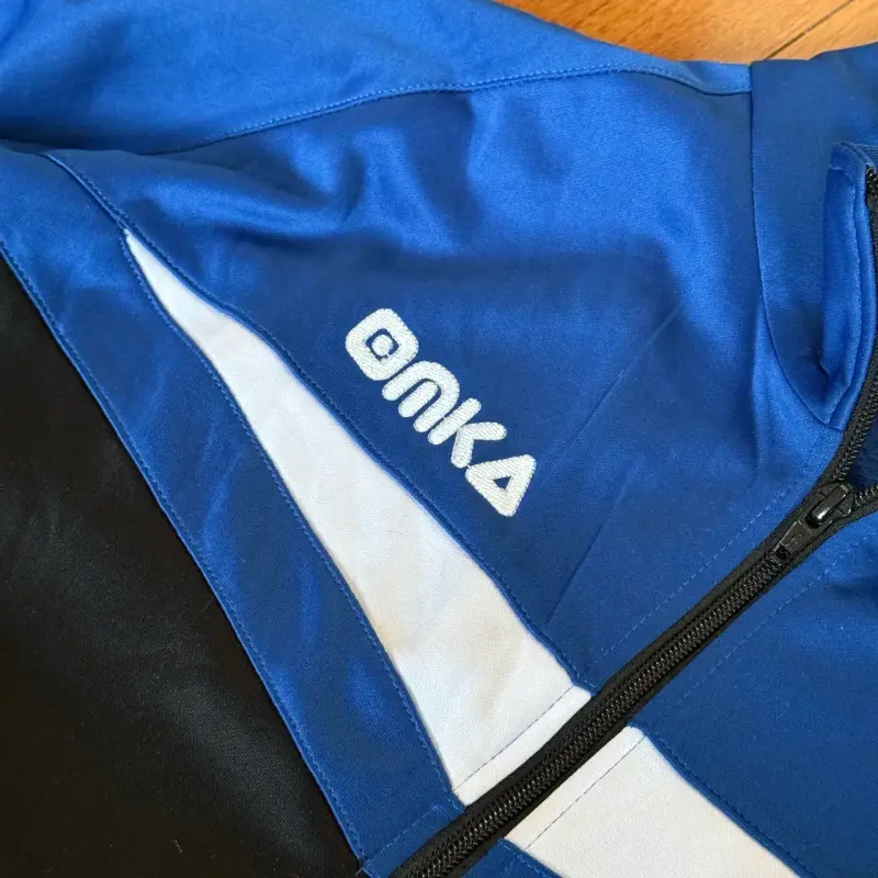 Poleron deportivo azul y negro marca Omka - 2