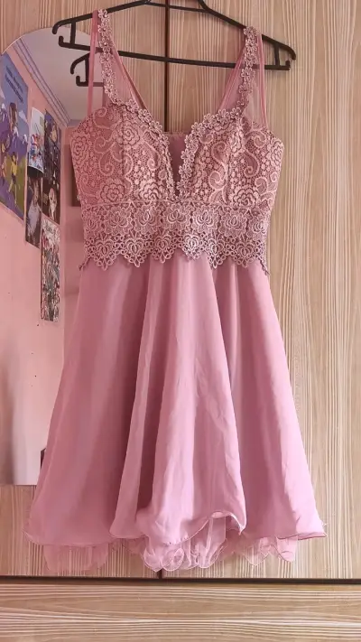 Vestido rosa de gala con encaje floral - miniatura 1