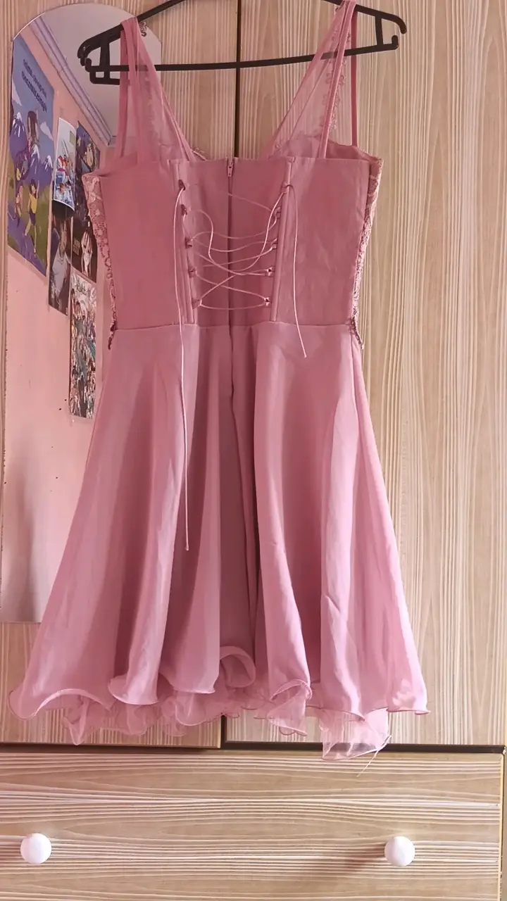 Vestido rosa de gala con encaje floral - 2
