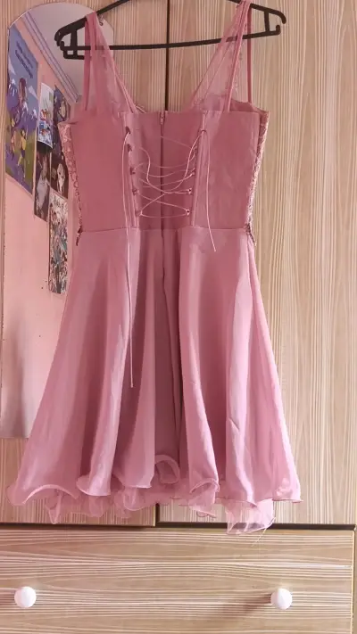 Vestido rosa de gala con encaje floral - miniatura 2
