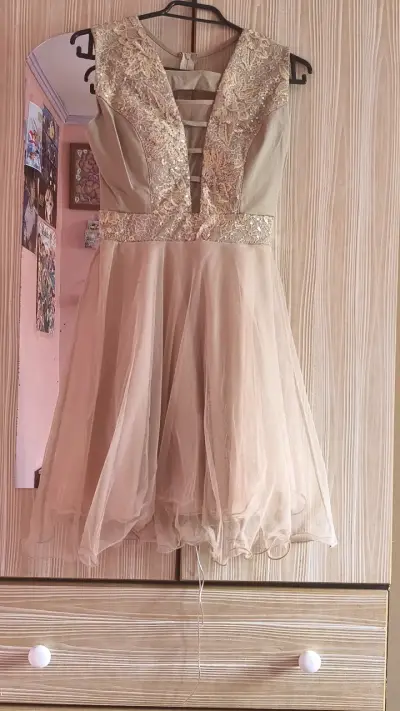 Vestido de fiesta corto color beige con encaje - miniatura 1