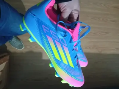 Botines de fútbol azul y rosa con tacos - miniatura 1