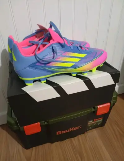 Botines de fútbol azul y rosa con tacos - miniatura 2