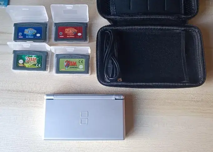 Nintendo DS Lite + juegos de Zelda + estuche - 1