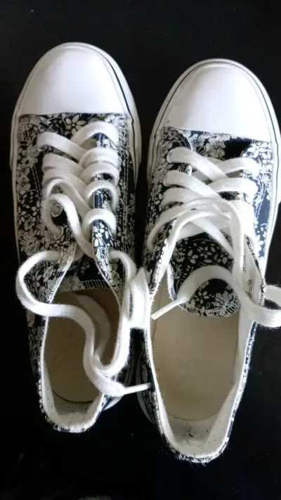 Zapatillas de lona con diseño floral - miniatura 1