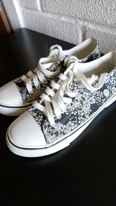 Zapatillas de lona con diseño floral - miniatura 2