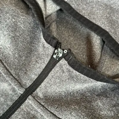 Polerón gris con capucha - miniatura 2