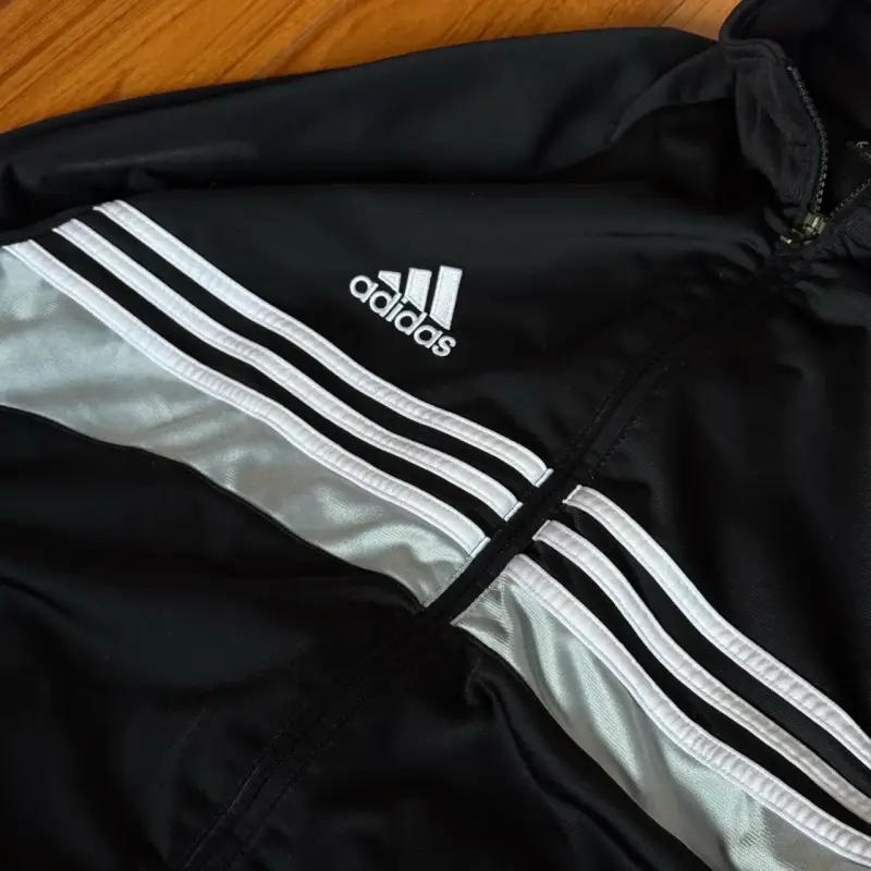 Polerón deportivo Adidas negro con franjas blancas - 3