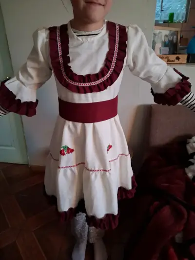 Vestido de niña estilo tradicional con volantes - miniatura 1