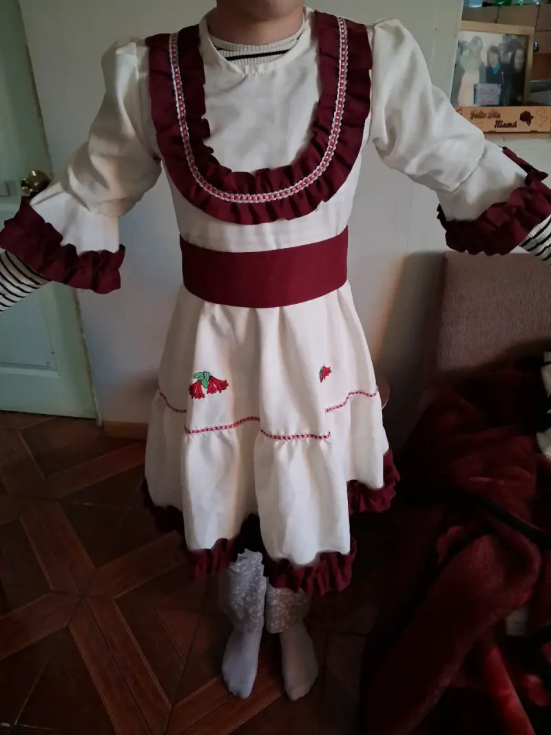 Vestido de niña estilo tradicional con volantes - 2