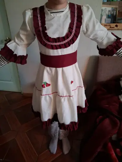 Vestido de niña estilo tradicional con volantes - miniatura 2