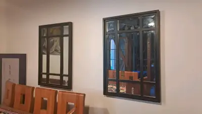 Espejo decorativo de pared con marco negro - miniatura 2