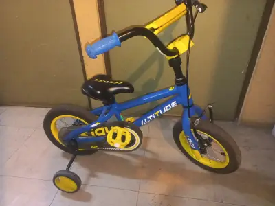 Bicicleta infantil azul con ruedas de entrenamiento - miniatura 1