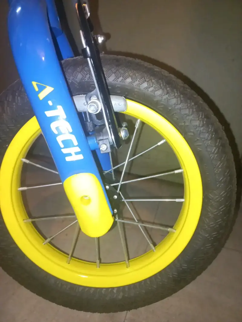 Bicicleta infantil azul con ruedas de entrenamiento - 2