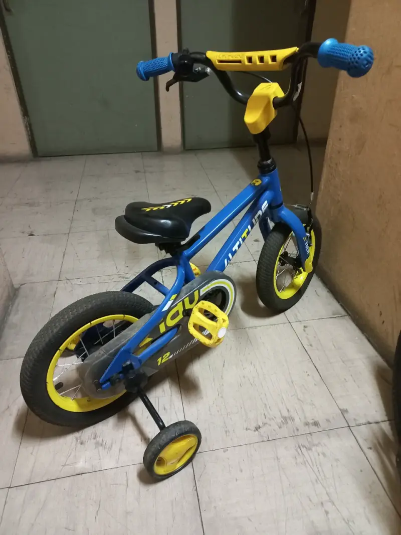 Bicicleta infantil azul con ruedas de entrenamiento - 3