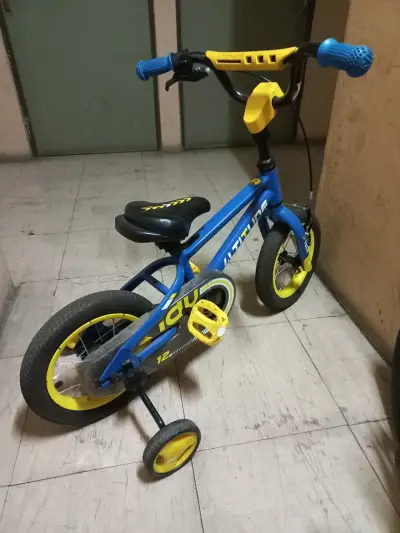 Bicicleta infantil azul con ruedas de entrenamiento - miniatura 3