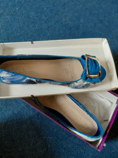Zapatos de tacón medio con diseño floral - miniatura 2