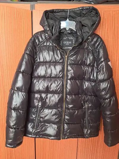 Chaqueta acolchada negra Guess con capucha - miniatura 1