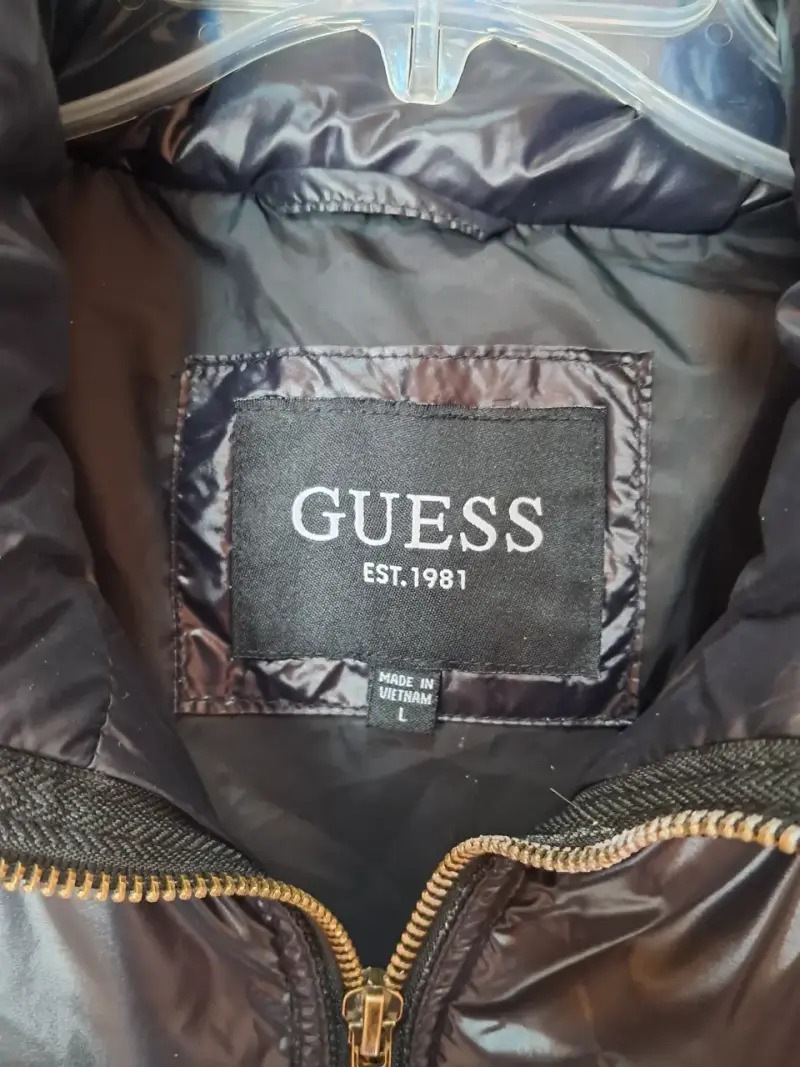 Chaqueta acolchada negra Guess con capucha - 2