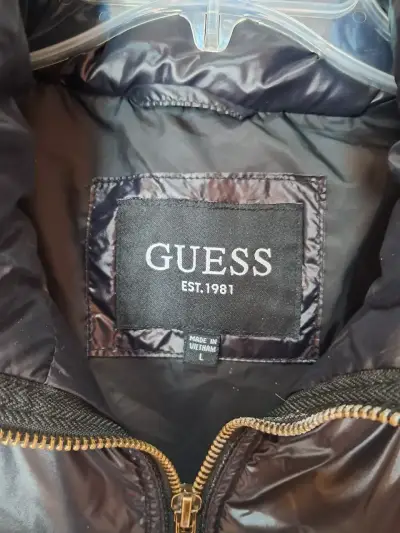 Chaqueta acolchada negra Guess con capucha - miniatura 2