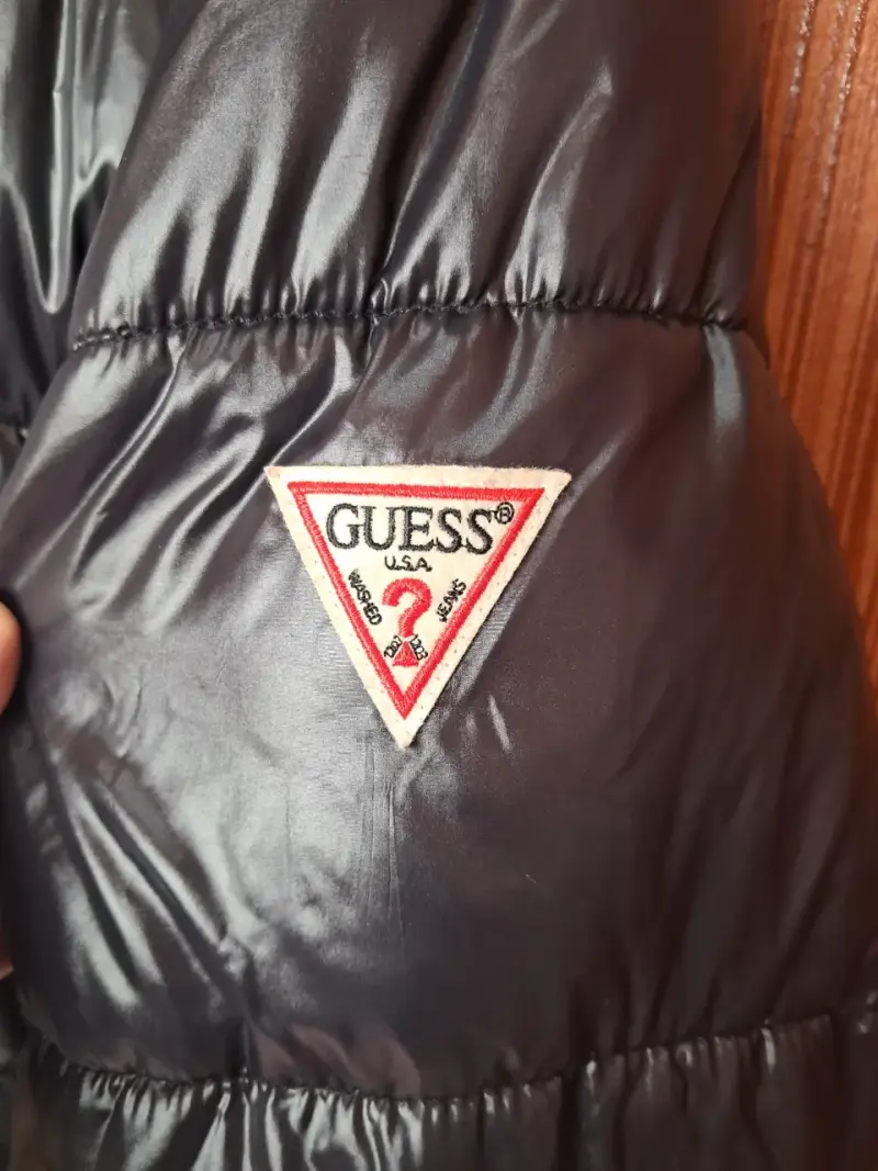 Chaqueta acolchada negra Guess con capucha - 4
