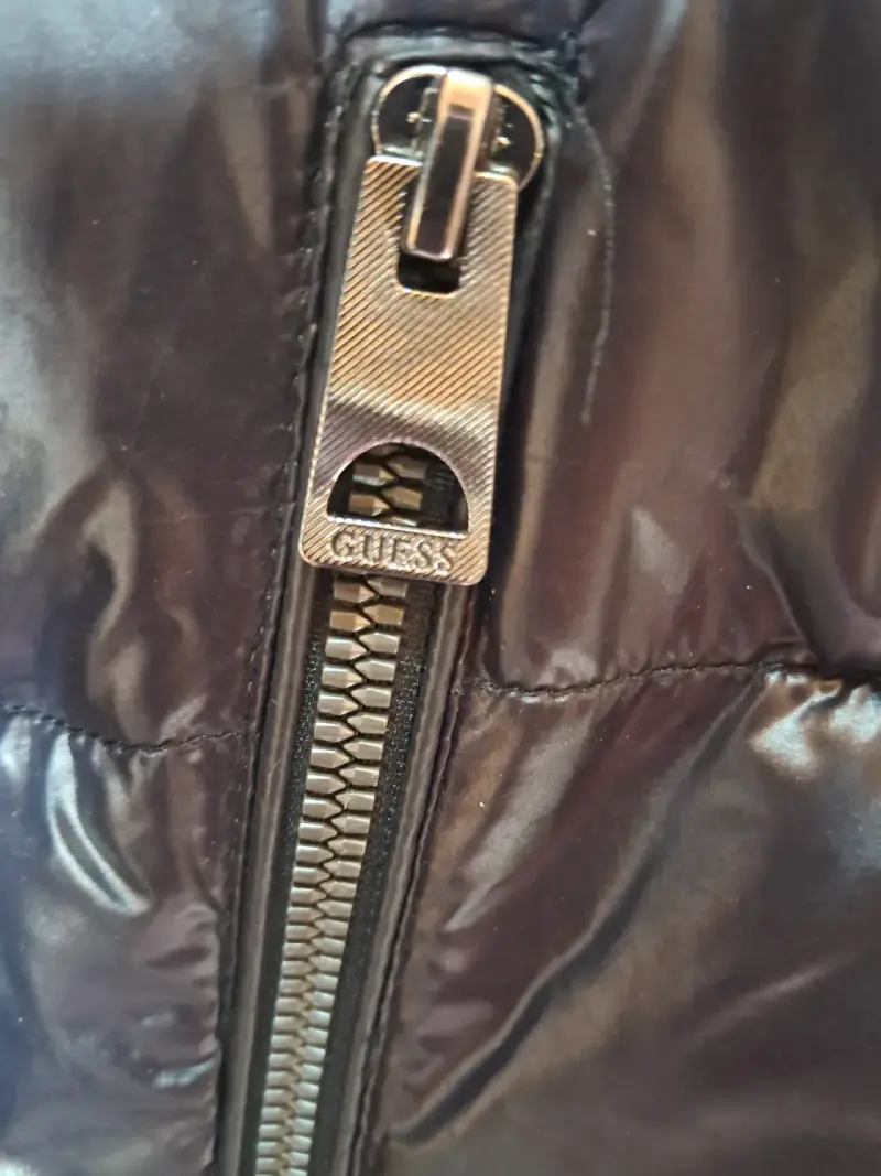 Chaqueta acolchada negra Guess con capucha - 5