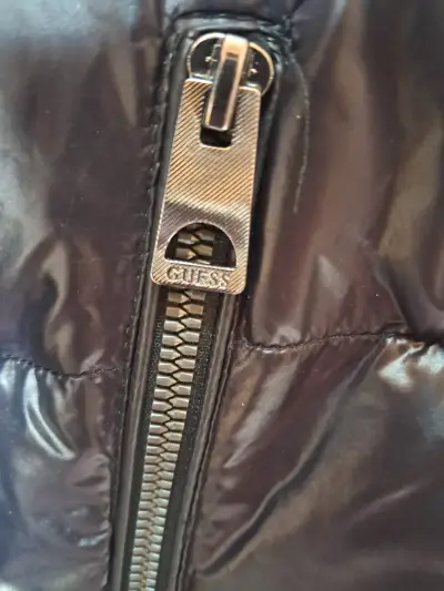 Chaqueta acolchada negra Guess con capucha - miniatura 5