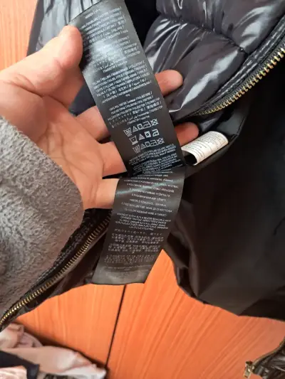 Chaqueta acolchada negra Guess con capucha - miniatura 6