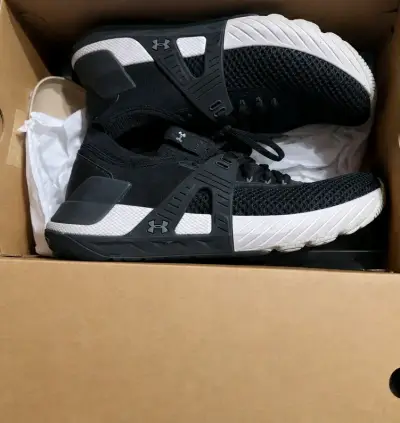 Zapatillas deportivas Under Armour negras y blancas - miniatura 1