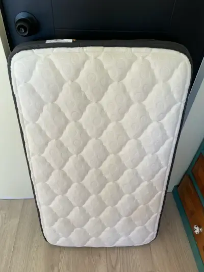 Colchón para cuna de bebé con funda y protector - miniatura 2