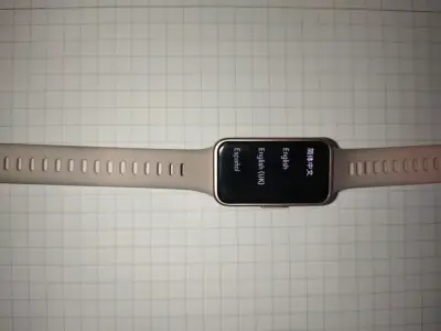 Smartwatch con pantalla táctil y correa beige - miniatura 1
