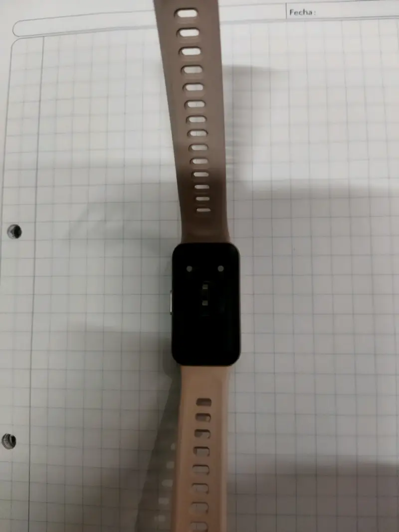 Smartwatch con pantalla táctil y correa beige - 2
