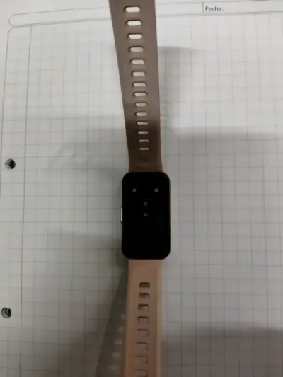 Smartwatch con pantalla táctil y correa beige - miniatura 2